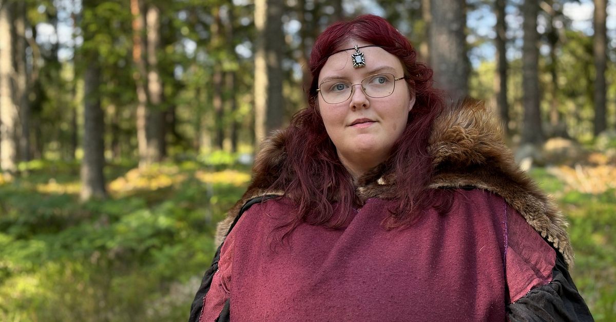 Alex skippar sillen och firar midsommar som prästinna i skogen utanför Katrineholm