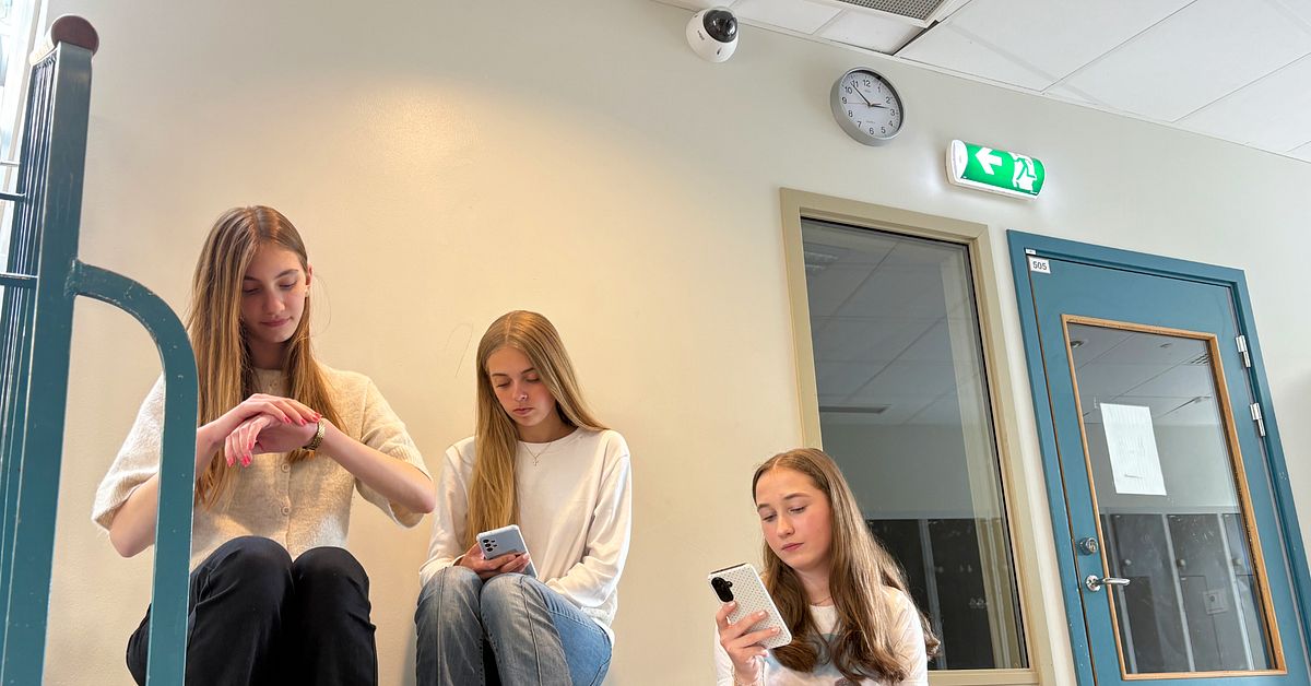 H&auml;r s&auml;tter skolan i Eskilstuna upp fler v&auml;ggklockor &ndash; inf&ouml;r  mobilf&ouml;rbudet