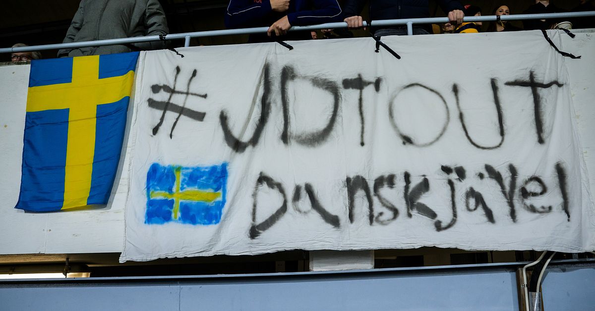 Ny avgångsbanderoll mot förbundskapten Jon Dahl Tomasson