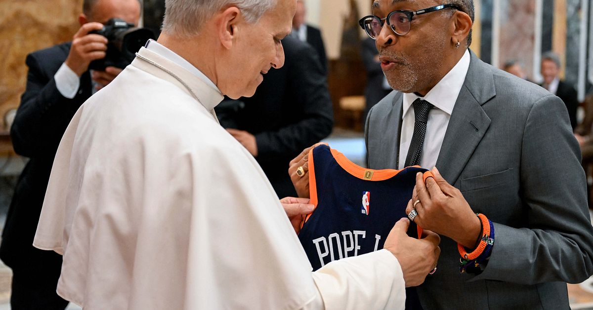 Påven manar till kamp för biograferna