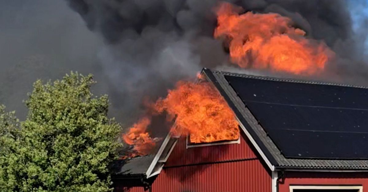 Fullt utvecklad brand i garage utanf&ouml;r Norrk&ouml;ping