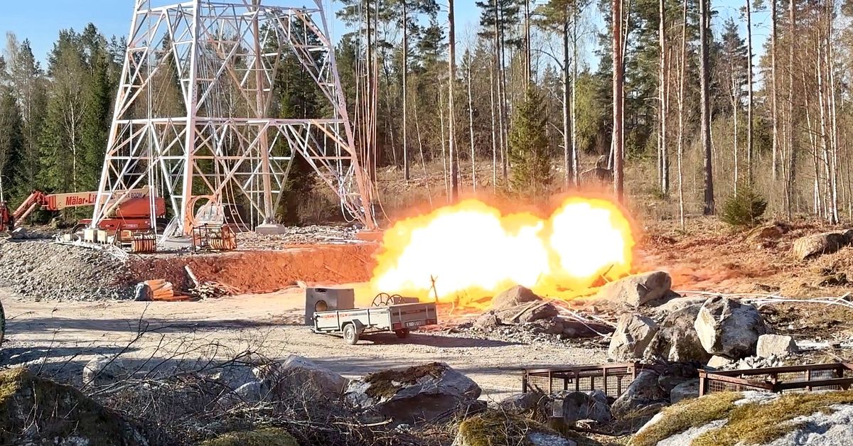 Se explosionen som sm&auml;lter samman kraftledningen till SSAB