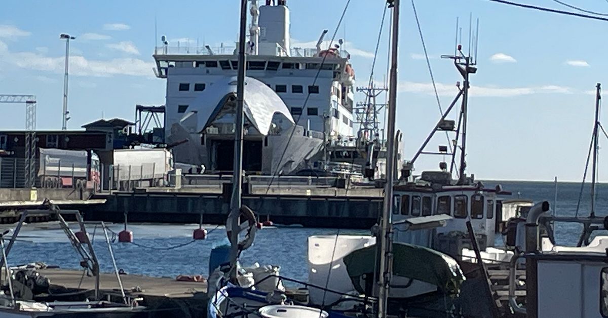 Kustbevakningen i krock med Ecker&ouml;linjens fartyg i Grisslehamn