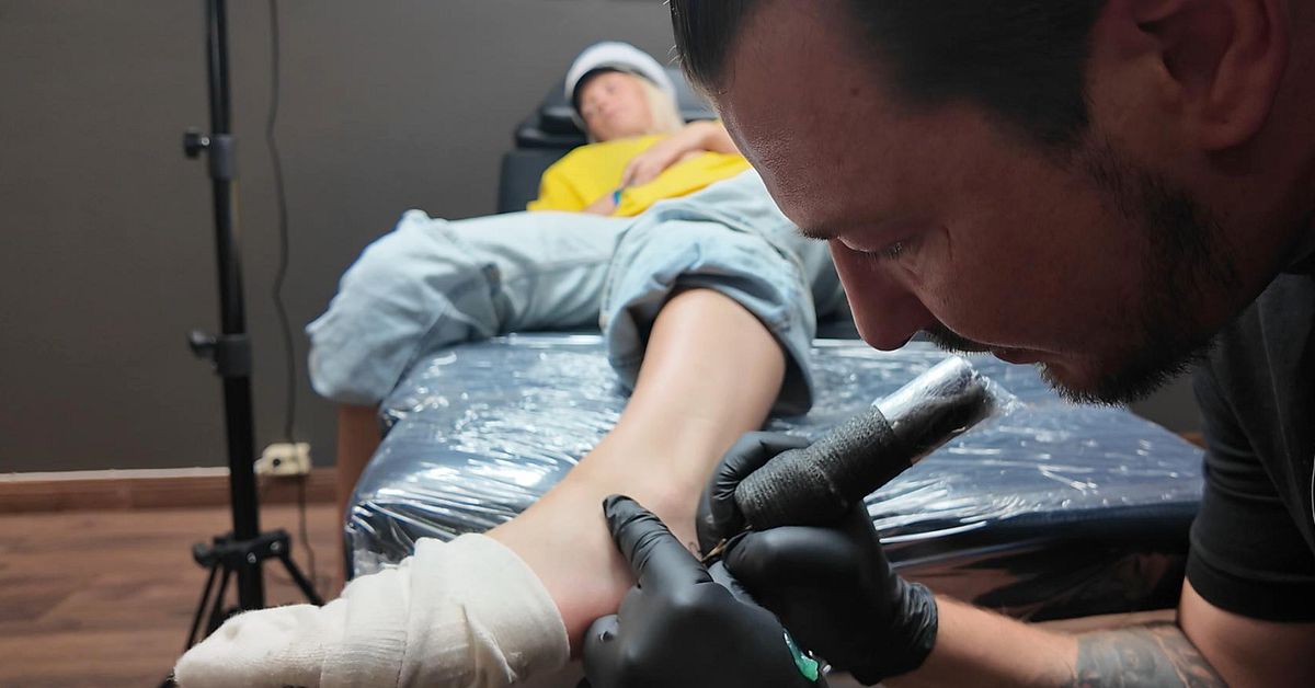 Studenten Emilie i Umeå tatuerade klassnamnet – vi