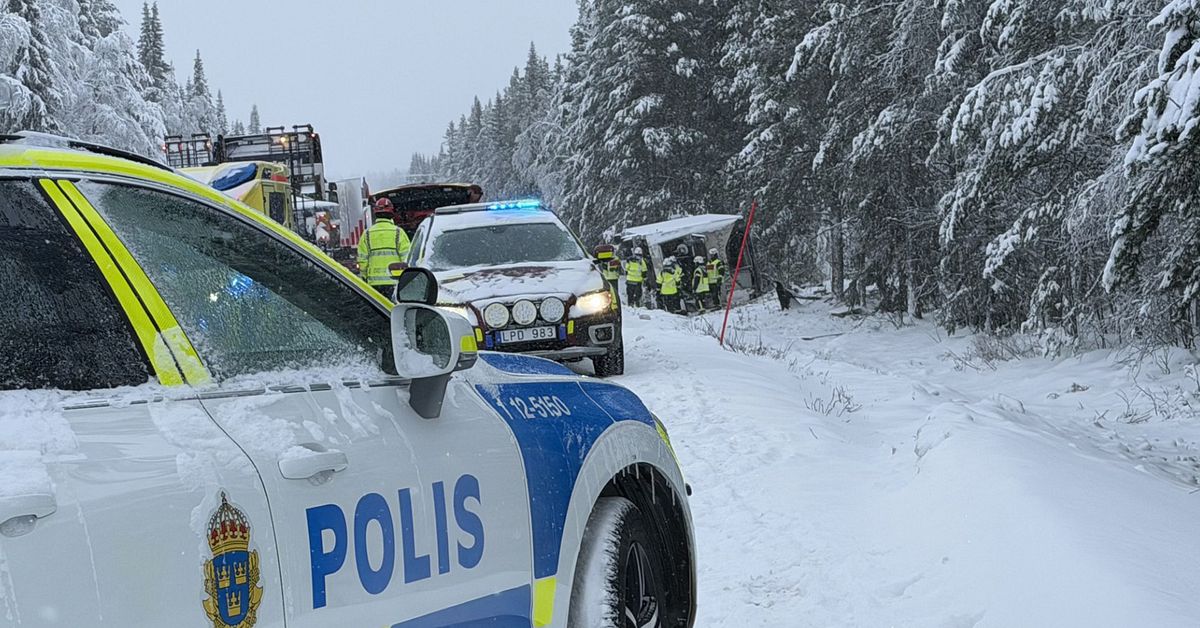 Bussolycka på E45 utanför Storuman – sex personer till sjukhus