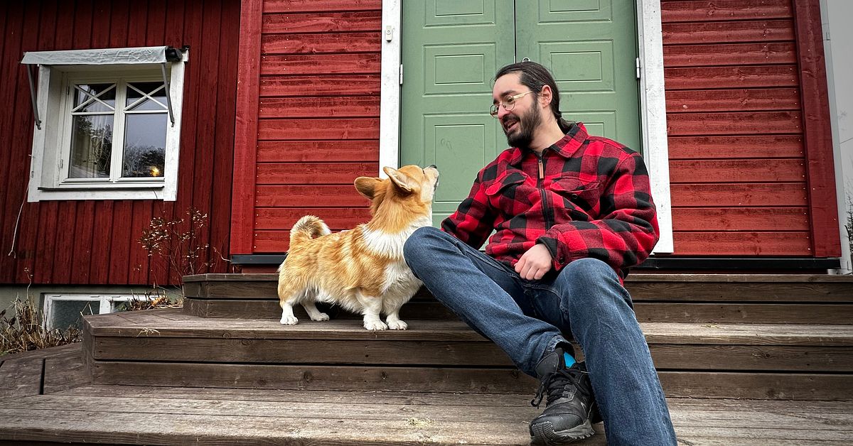 &rdquo;Basti&rdquo; g&ouml;r spel f&ouml;r hundratusentals &ndash; fr&aring;n en r&ouml;d stuga i Mora