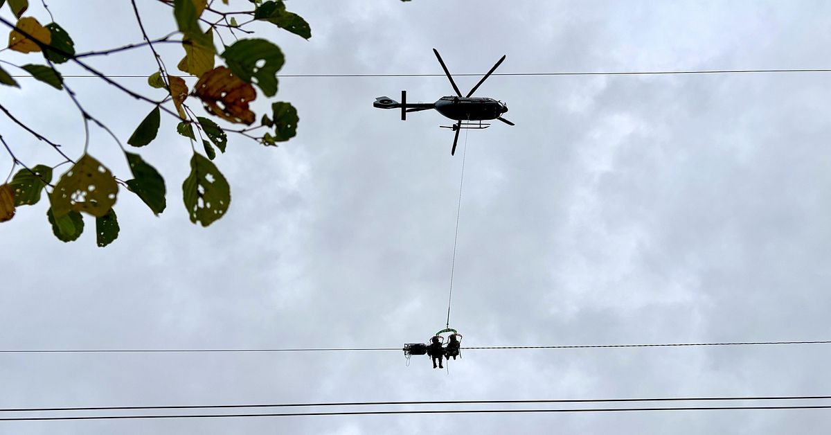 H&auml;r underh&aring;lls kraftledningen med helikopter