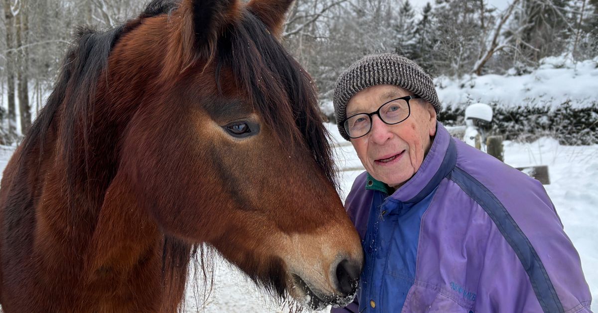 95-&aring;rige Knut-Erik k&auml;mpade genom sn&ouml;n till stallet