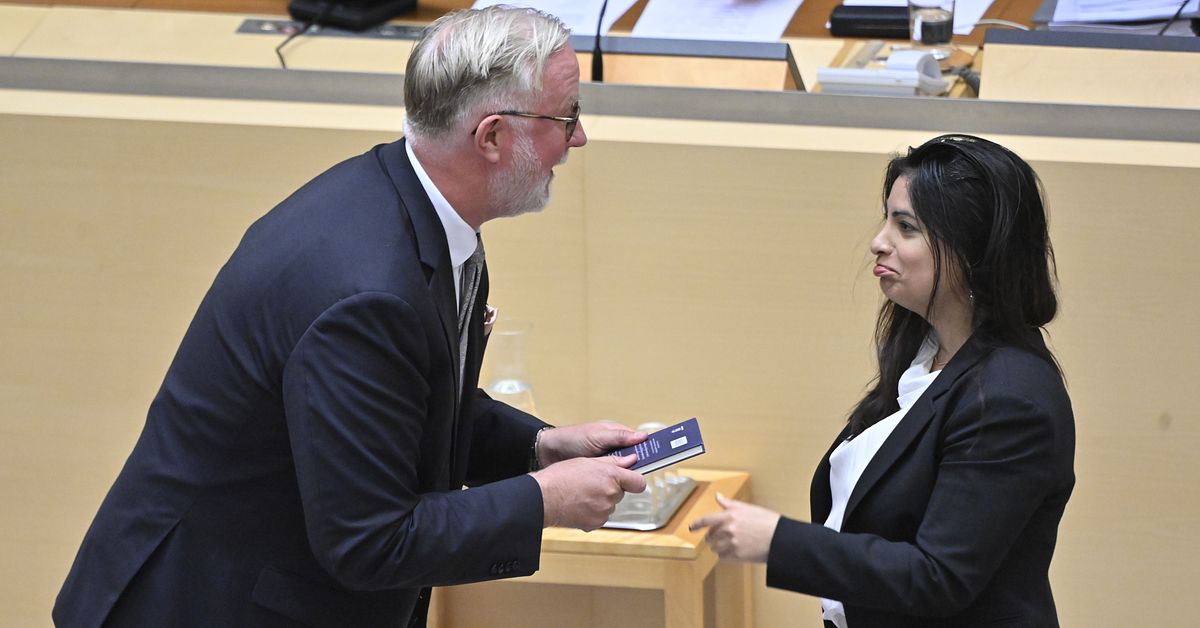 Se när Liberalernas Johan Pehrson tackas av i riksdagen