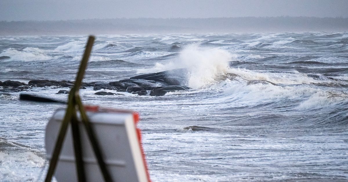 Stora st&ouml;rningar i t&aring;gtrafiken och tusentals fortsatt utan el