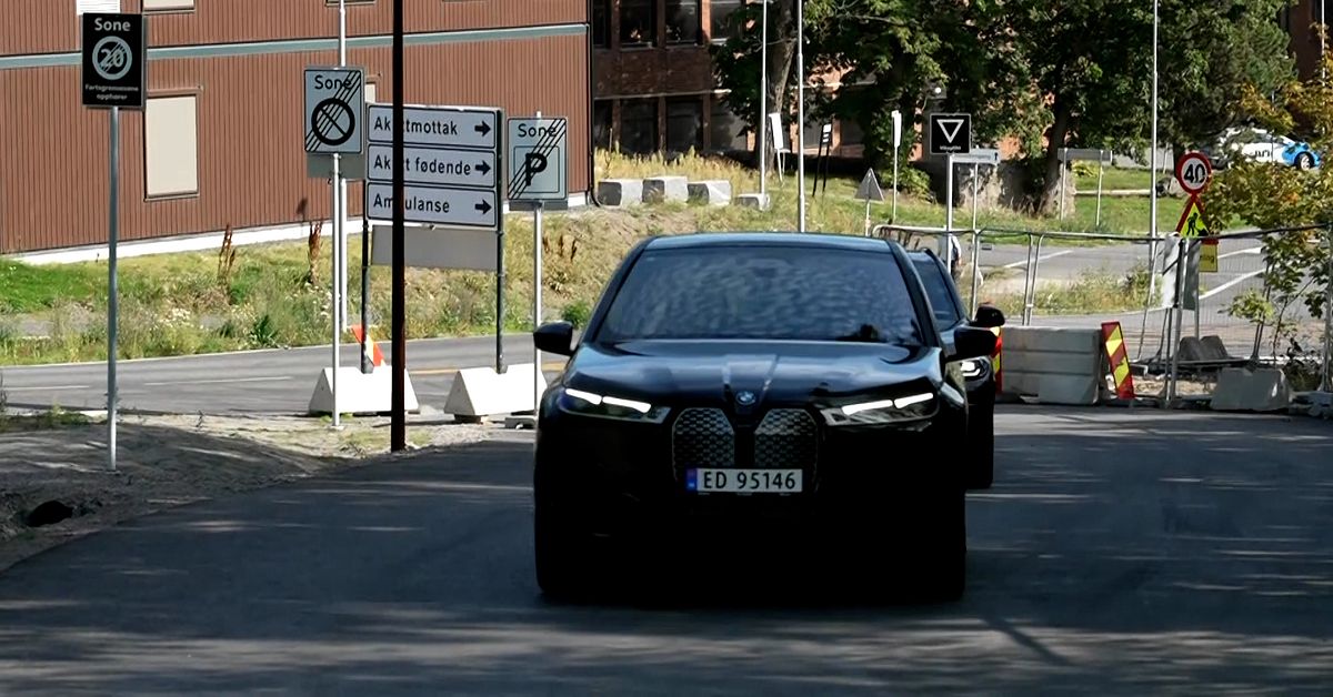 Norska kungafamiljen bes&ouml;ker kung Harald p&aring; sjukhuset