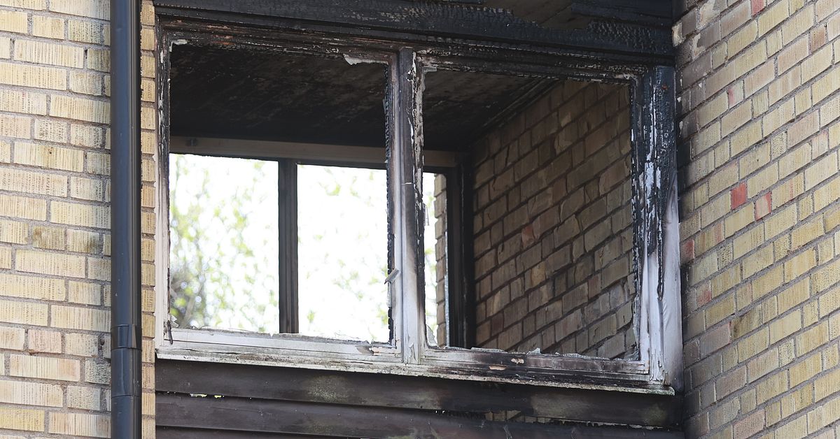 Kvinna d&ouml;ms f&ouml;r mordbrand &ndash; t&auml;nde eld p&aring; sin egen l&auml;genhet