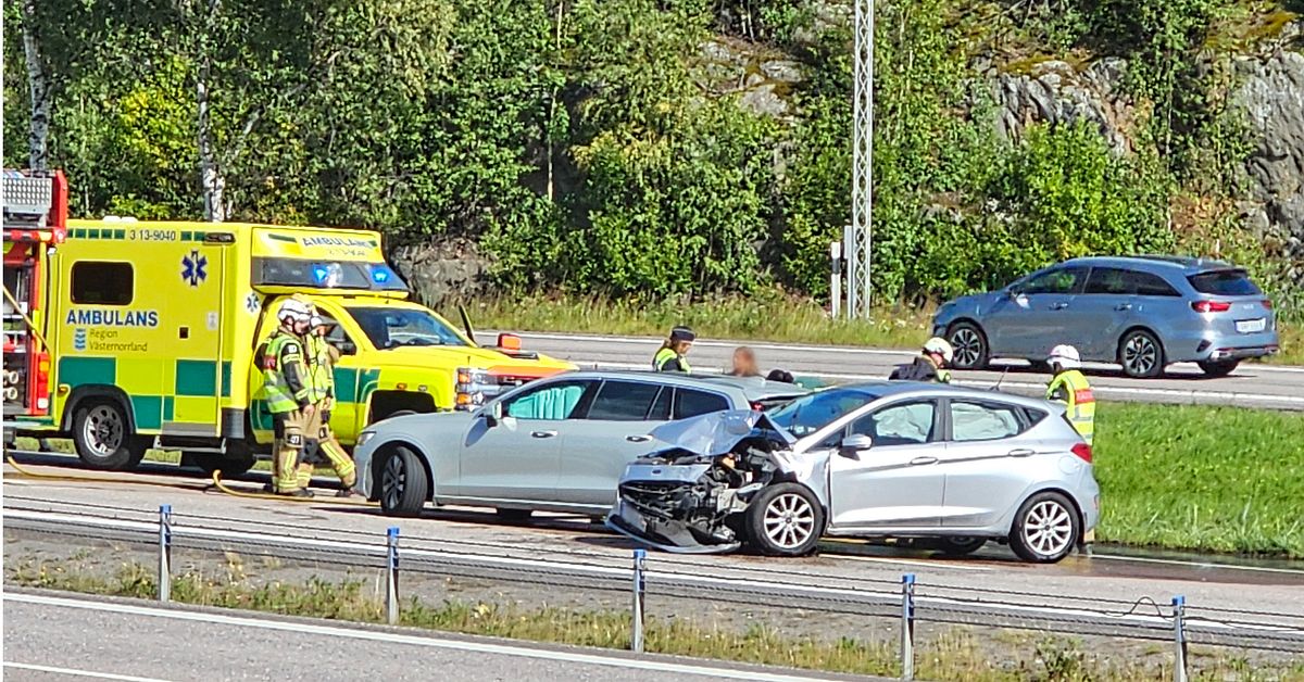 Tv&aring; personer till sjukhus efter krock p&aring; E4 norr om Sundsvall