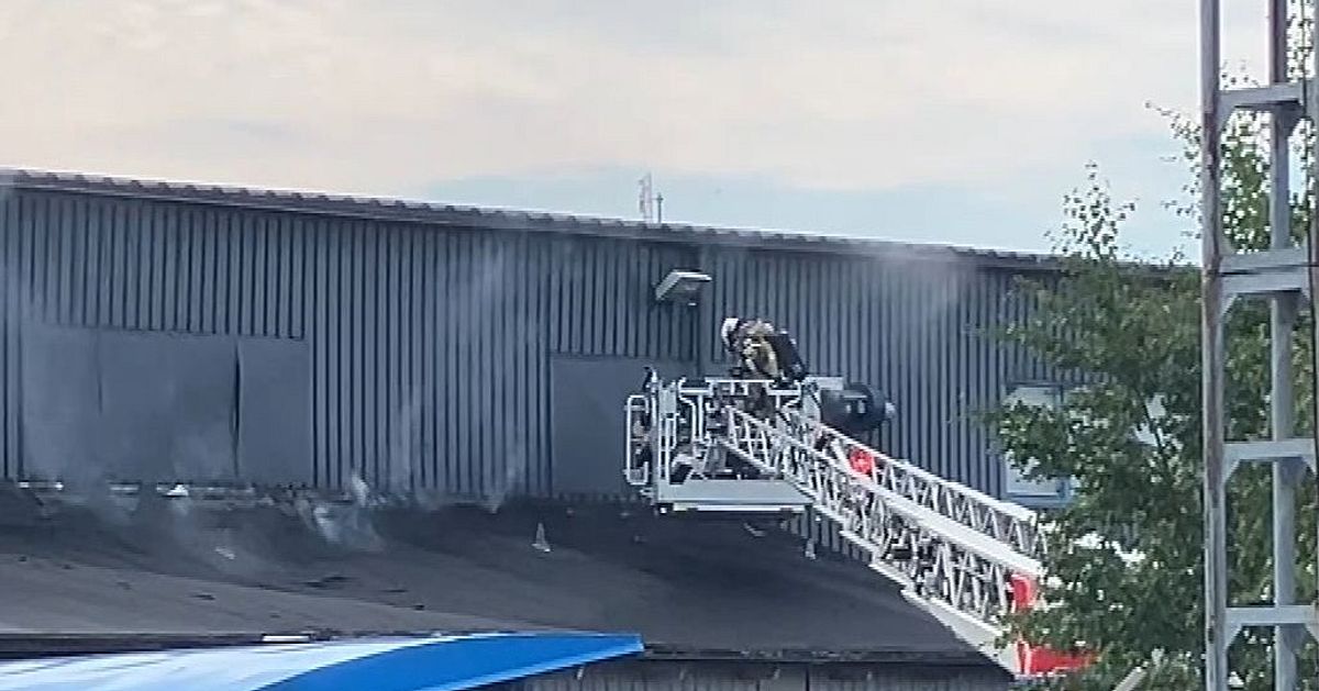 Brand i industrilokal på Bergnäset i Luleå – tiotal enheter på plats