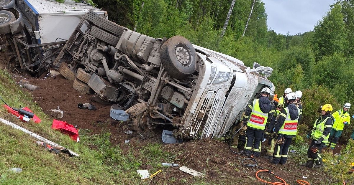 Lastbilsolycka p&aring; v&auml;g 27 &ndash; f&ouml;rare fastkl&auml;md &ouml;ver tre timmar