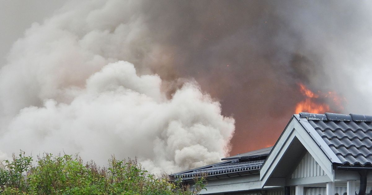 Kraftig brand i villa utanför Nyköping