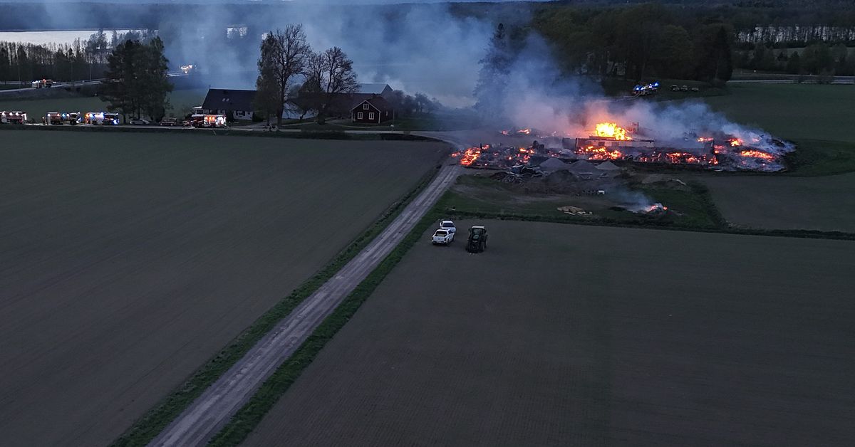 Kraftig brand i lada utanf&ouml;r Vretstorp &ndash; tre till sjukhus
