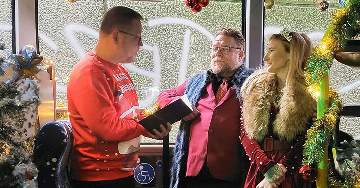 Morgan och Tezzan gifte sig &ndash; p&aring; bussen: &rdquo;Det &auml;r unikt&rdquo;