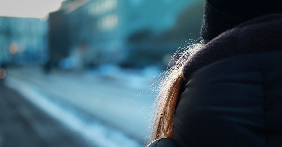 Hon s&aring;g trippelm&ouml;rdaren b&ouml;rja skjuta utanf&ouml;r fris&ouml;rsalongen