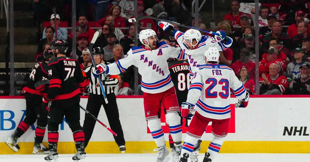 Äkta hattrick av Chris Kreider tog New York Rangers till semifinal i NHL-slutspelet