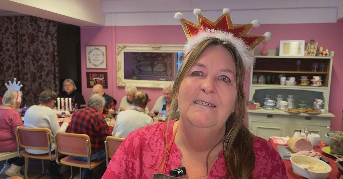Monica bj&ouml;d in till julbord f&ouml;r ensamma p&aring; sitt caf&eacute; i H&auml;lleforsn&auml;s: &rdquo;Finns ett behov&rdquo;