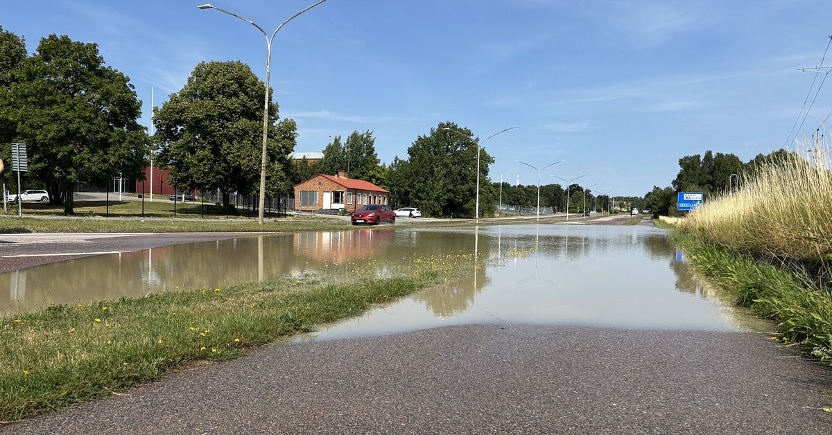 Akut vattenl&auml;cka i Eskilstuna &ndash; delar av v&auml;gen st&auml;ngs av