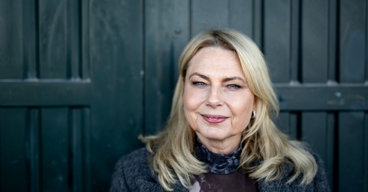 Helena Bergström läser ”Nyårsklockan” i SVT 2025 | SVT Nyheter