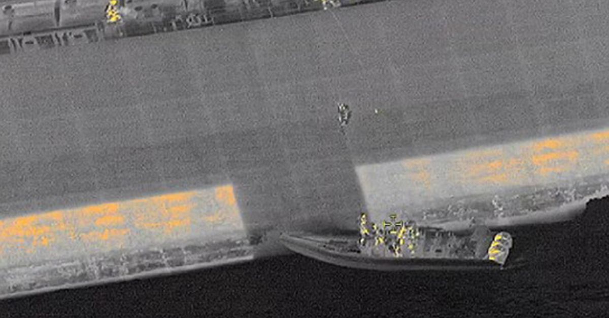 H&auml;r bordar Kustbevakningen skuggfartyget utanf&ouml;r Trelleborg