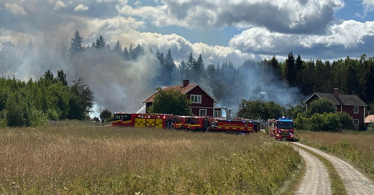 Lada fullt &ouml;vert&auml;nd utanf&ouml;r Sala &ndash; elden sprider sig till skog och mark