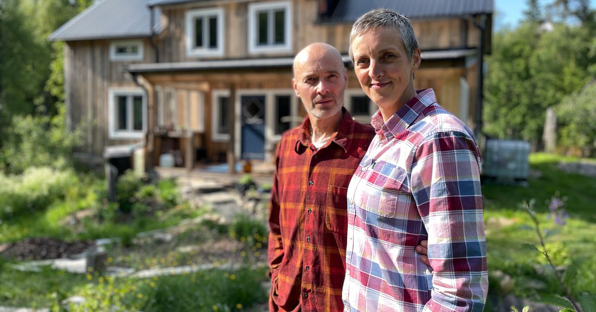Jenny och Matthews liv i skogen – är självförsörjande på el