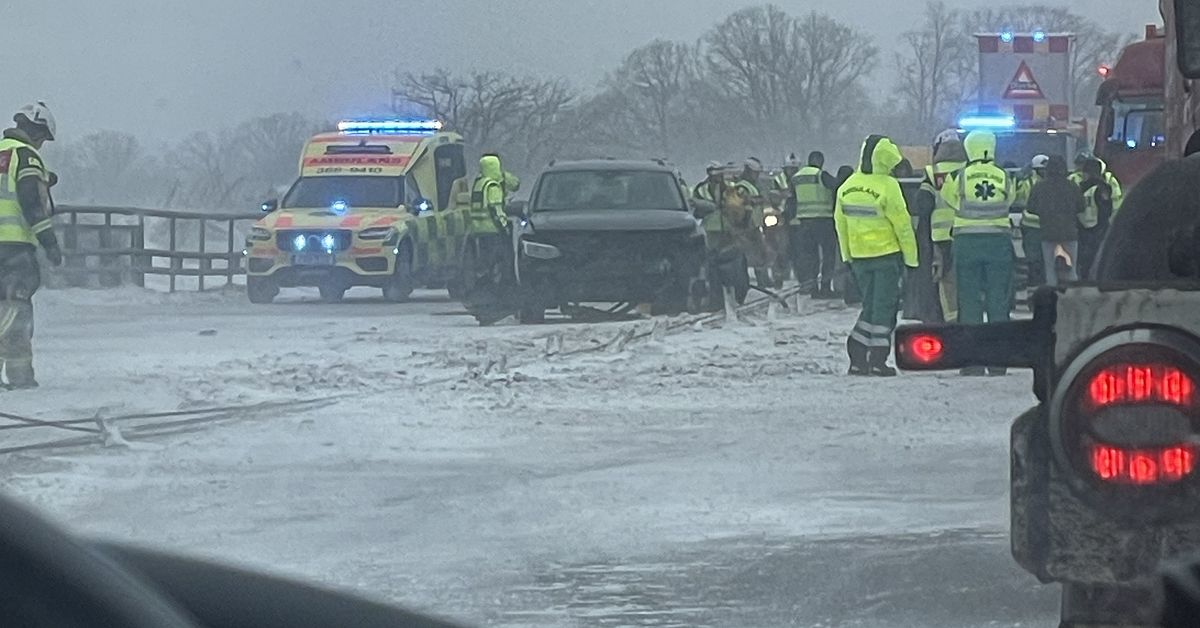 Totalstopp p&aring; E22 &ndash;  trafikolycka med tv&aring; till sjukhus