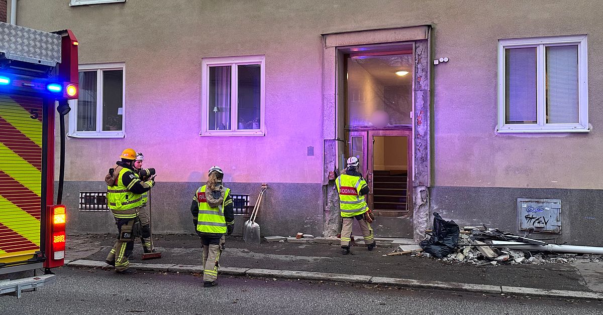 En person till sjukhus – bil körde in i husvägg i centrala Västerås