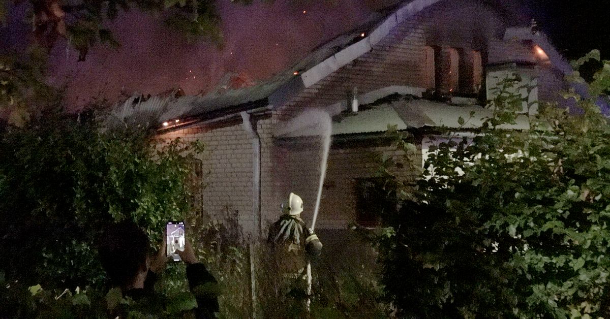 Brand i industribyggnad i Eskilstuna – boende uppmanades stänga fönster och dörrar