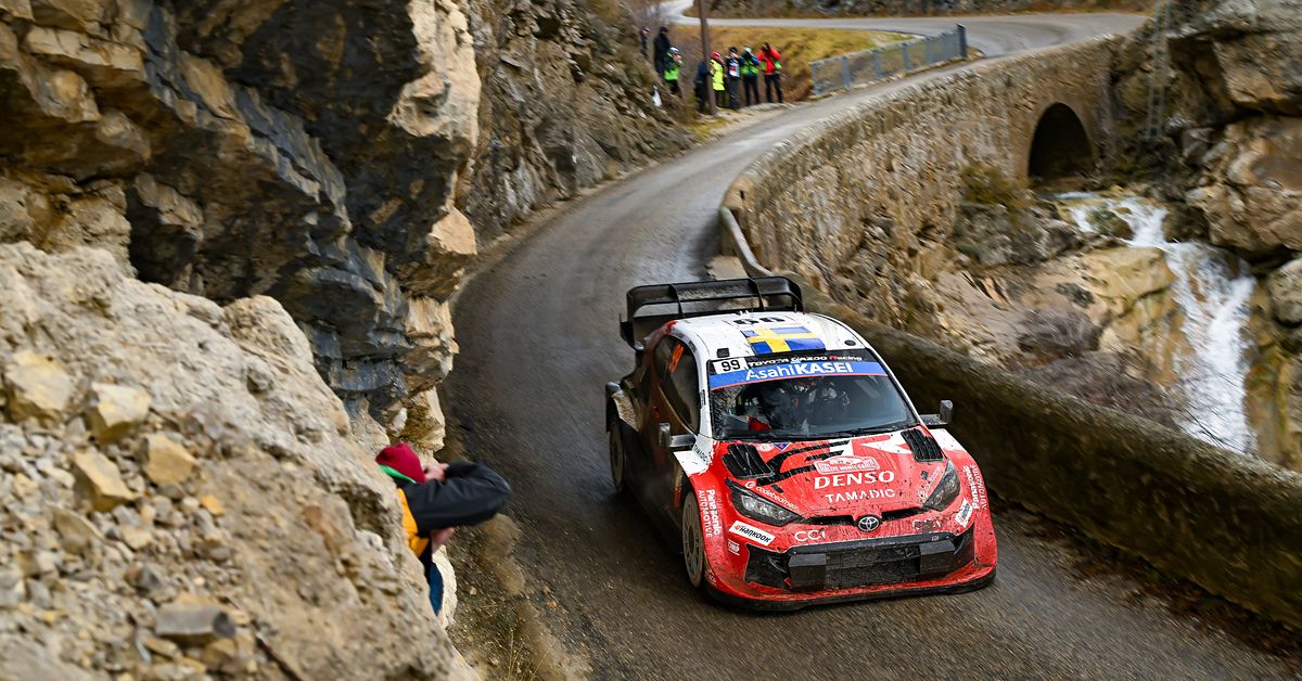 Oliver Solberg drygar ut ledningen i Monte Carlo-rallyt