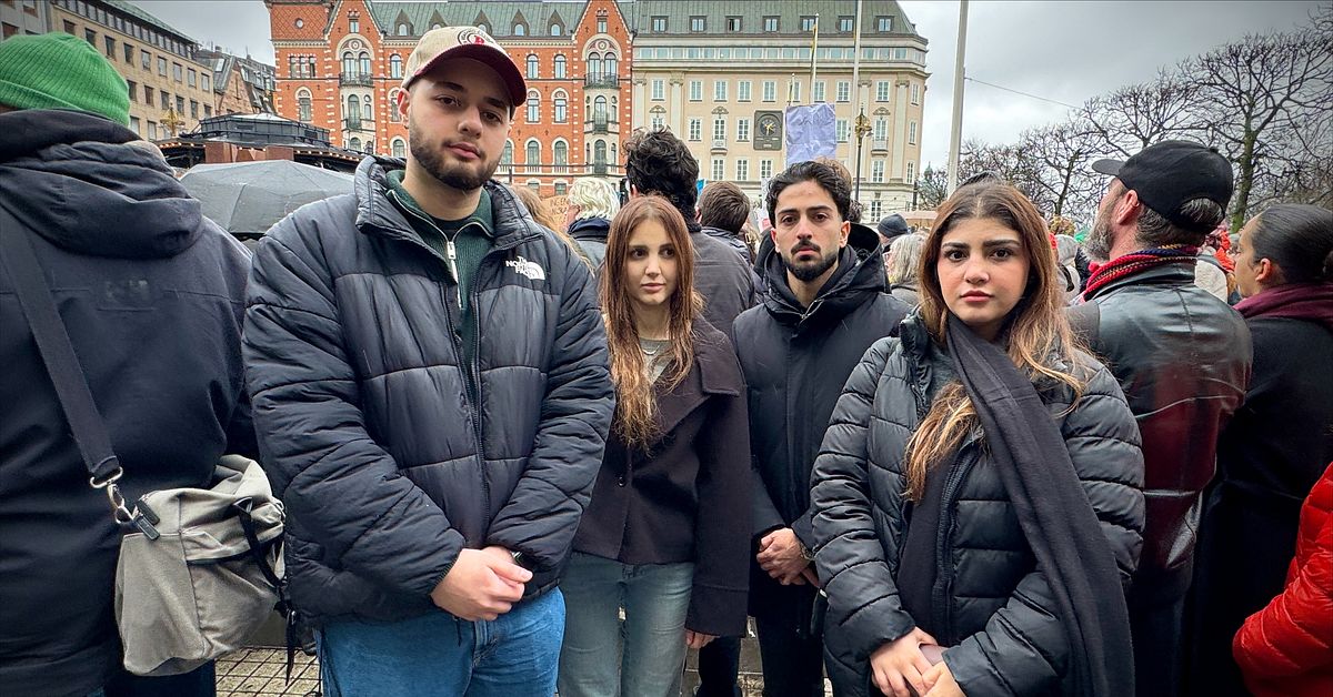 Protester mot ton&aring;rsutvisningar vid Norrmalmstorg