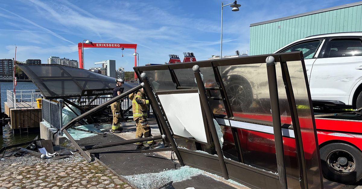 Man k&ouml;rde in i r&auml;cke vid Klippans f&auml;rjel&auml;ge &ndash; f&ouml;rd till sjukhus