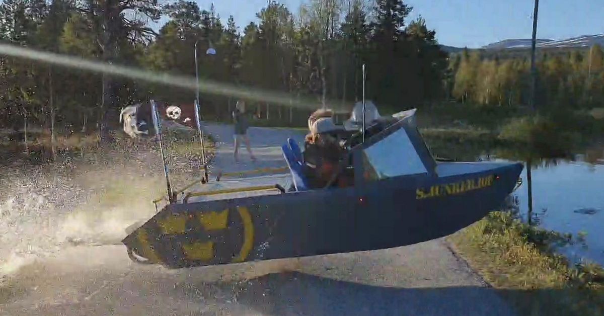 Oskars kanot gör 44 knop – här flyger han över vägen i Kvikkjokk