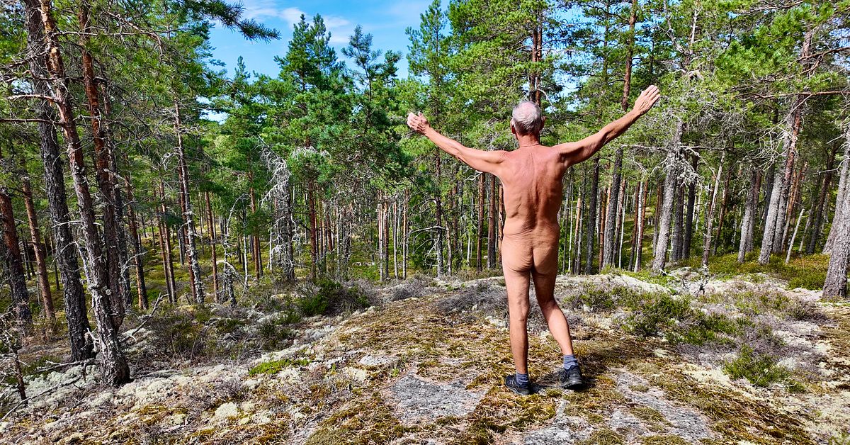 Intresset för naturism ökar – Tomas går gärna naken i skogen: ”Jätteskönt” | SVT Nyheter