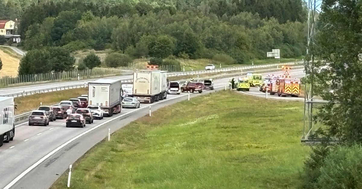 Bytte däck vid E20 – blev påkörd och allvarligt skadad