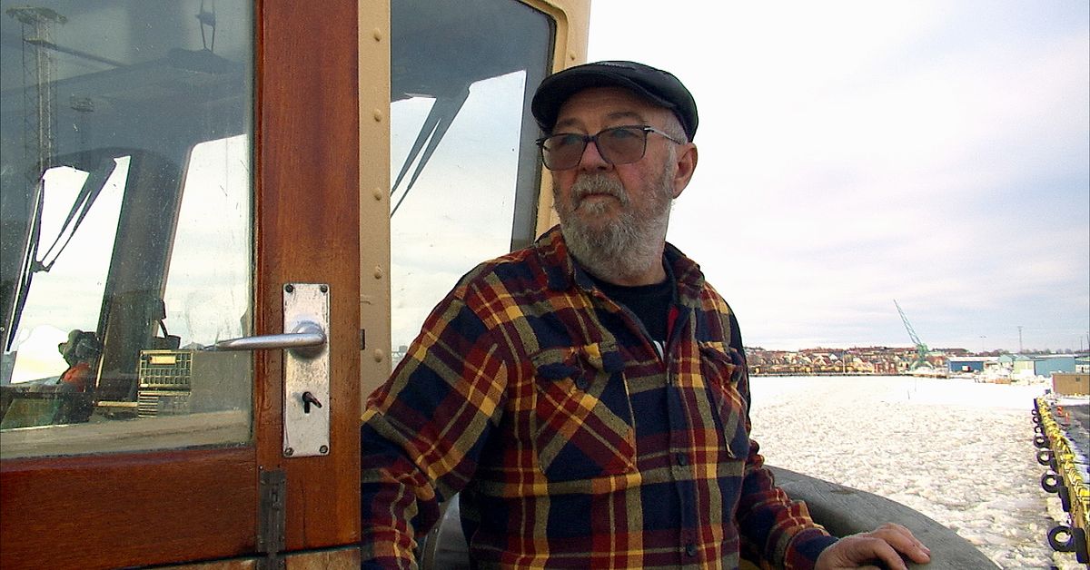 Ovanligt mycket is p&aring; V&auml;nern &ndash; se n&auml;r Kapten Bullen kn&auml;cker den med isbrytaren Karl