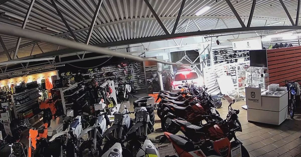 H&auml;r k&ouml;r tjuvarna genom v&auml;ggen &ndash; stal 8 motorcyklar i Sala