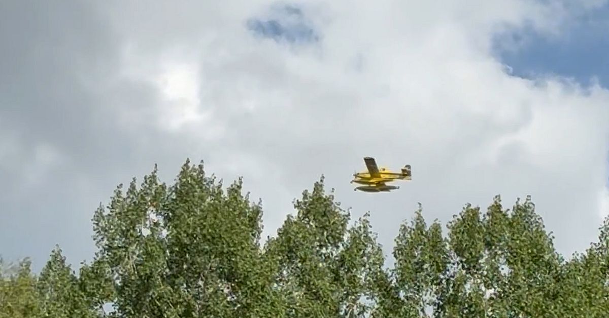 Stor terr&auml;ngbrand i Boxholm &ndash; brandflyg vattenbombade