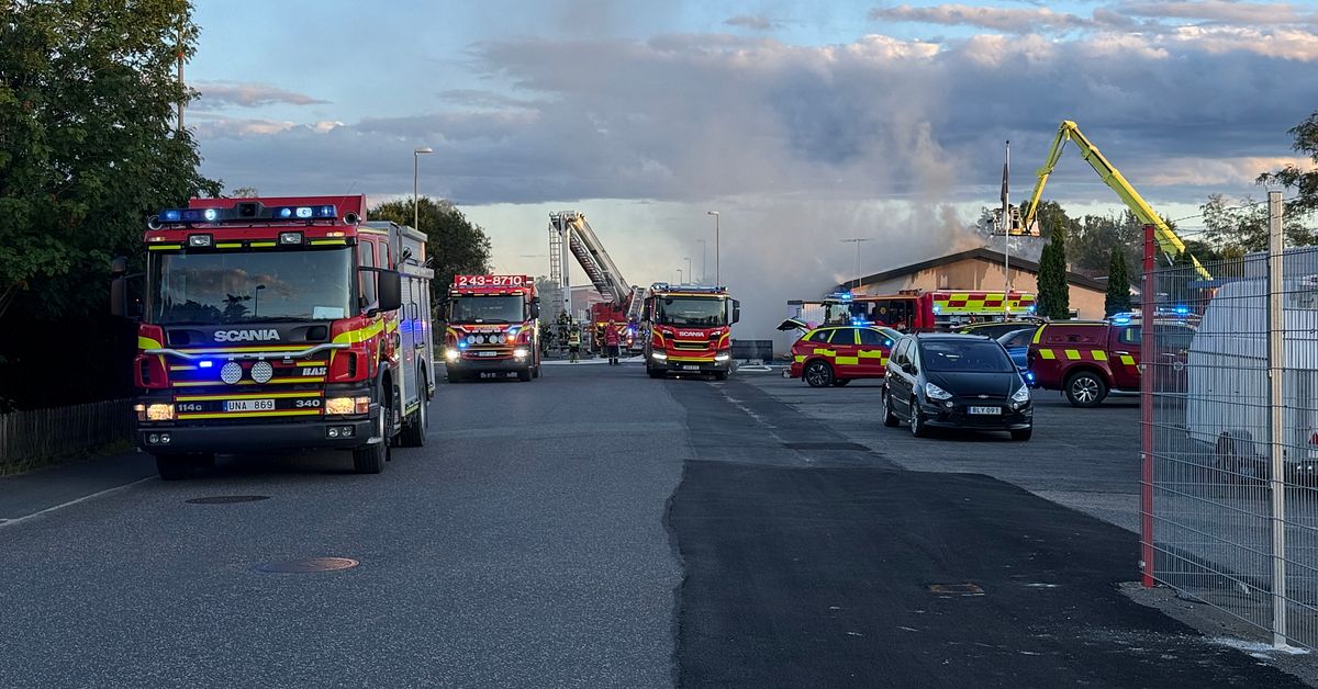 Kraftig brand i industribyggnad i Skillingaryd &ndash; &rdquo;omfattande insats&rdquo;