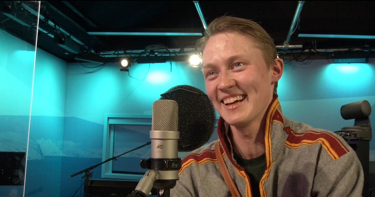Emil Karlsen vinner årets språkpris på norsk sida | SVT Nyheter