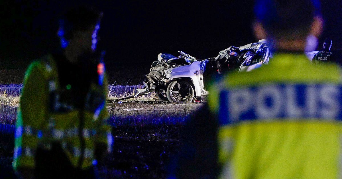 Traktor och personbil kolliderade – två personer till sjukhus