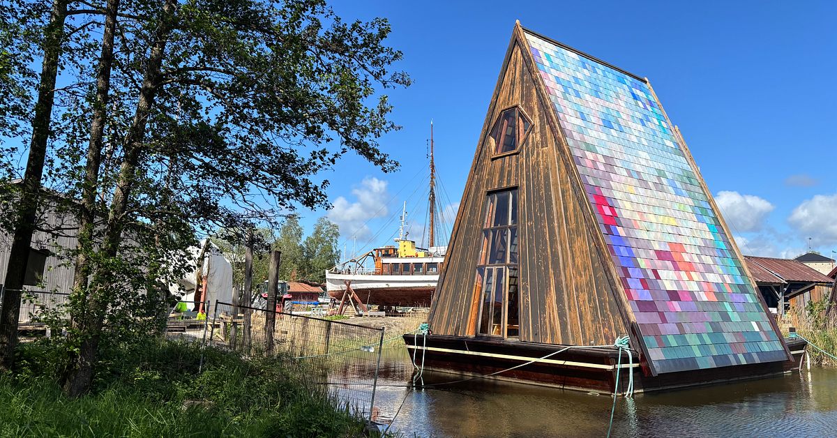 Flytande katedral byggd av skräp på turné längs Västkusten