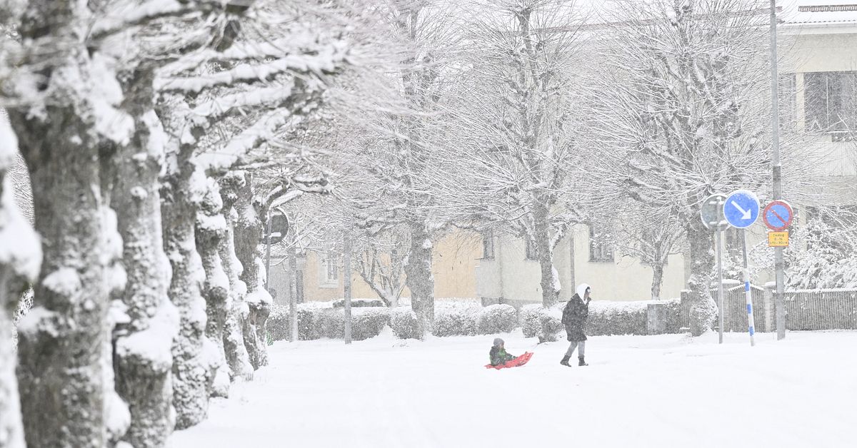 Fortsatt kyla, varningar och str&ouml;ml&ouml;st i landet