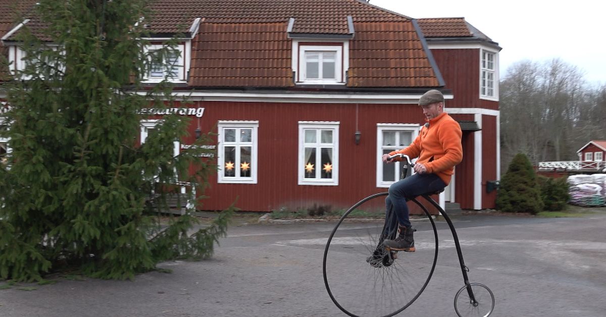 Se när Wille tränar på att cykla höghjuling inför Vätternrundan