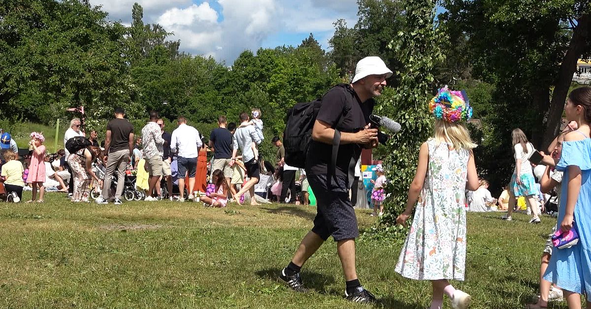 H&auml;r firas midsommar i Saltsj&ouml;-Boo &ndash; med fransk tv p&aring; plats