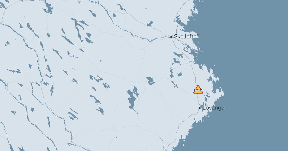 Buss och personbilar i krock p&aring; E4 vid &Ouml;nnesmark &ndash; bussen har v&auml;lt